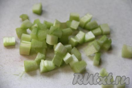 Нарезать очищенные стебли ревеня на небольшие кусочки.&nbsp;