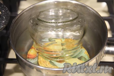 Пока варится варенье, баночки простерилизовать любым удобным способом. Я простерилизовала 2 банки объёмом по 500 миллилитров на пару в течение 5 минут. Крышки прокипятила в той же кастрюле, в которой стерилизовала баночки. Простерилизованным банкам дать немного обсохнуть.