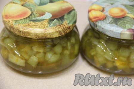 Закрутить (или закатать) банки с вареньем крышками, затем, не переворачивая, укутать в плед (или тёплое полотенце), оставить до полного остывания.&nbsp;