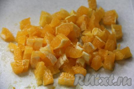 Апельсин очистить от кожуры, нарезать мякоть на небольшие кубики, обязательно удаляя все косточки.&nbsp;