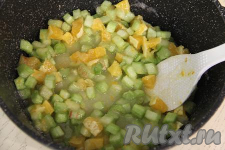 Нарезанный апельсин добавить в кастрюлю с ревенем, сахаром и апельсиновой цедрой, перемешать, поставить&nbsp;кастрюлю на небольшой огонь.&nbsp;