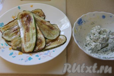 После того как полоски из кабачка и начинка будут готовы, можно приступать к формированию&nbsp; рулетиков.&nbsp;