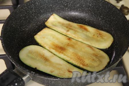 Жарить полоски из кабачка на среднем огне до золотистого цвета с двух сторон, затем переложить на бумажные полотенца, чтобы убрать лишнее масло. Постепенно обжарить все полоски из кабачка, дать им остыть.