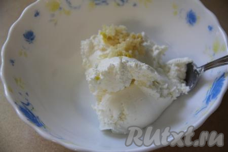 Для приготовления начинки творожный сыр выложить в достаточно глубокую тарелку, добавить очищенный зубчик чеснока, пропущенный через пресс.&nbsp;