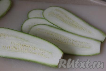 Нарезать кабачок на тонкие полоски толщиной ориентировочно 3-4 миллиметра (у меня получились 8 полосок).&nbsp;