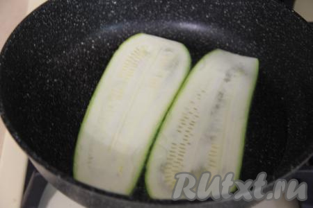 Сковороду разогреть, влить масло, выложить несколько полосок из кабачка в один слой.