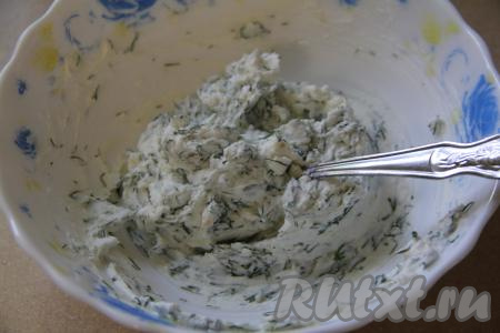 Творожный сыр тщательно перемешать с чесноком и укропом, после этого начинка для рулетиков из кабачков будет готова.&nbsp;