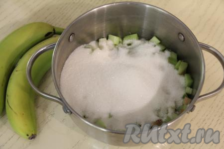 Засыпать ревень сахаром.&nbsp;