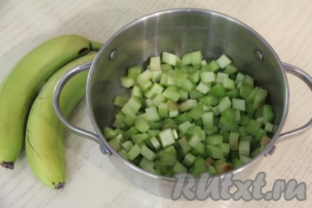 Нарезать ревень на средние кубики, выложить в кастрюлю с толстым дном, в которой будете готовить варенье.&nbsp;