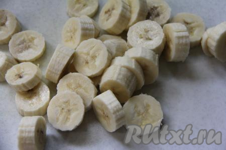 Бананы очистить, нарезать на кружочки толщиной примерно 1,5 сантиметра.&nbsp;