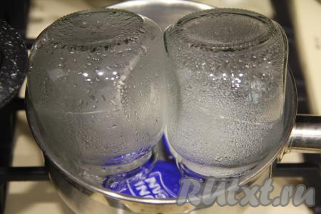 Заранее простерилизовать банки любым удобным для вас способом. Я простерилизовала 2 баночки объёмом по 300 миллилитров над паром в течение 3 минут с момента закипания воды, в этой же кастрюле прокипятила крышки.