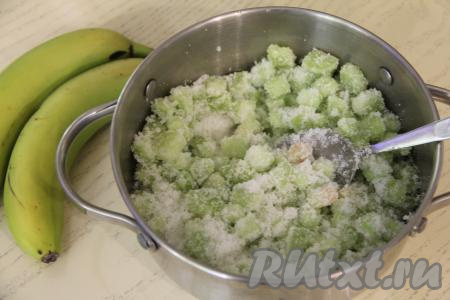 Перемешать ревень с сахаром и оставить минут на 10.&nbsp;