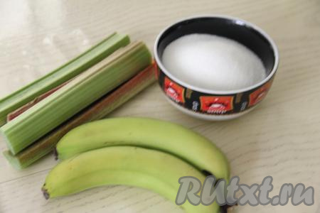 Подготовить продукты для приготовления варенья из ревеня с бананом. Стебли ревеня промыть водой.&nbsp;