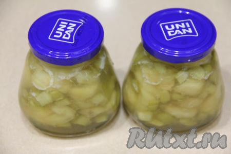 После того как варенье из ревеня с бананом с момента закипания проварится 10 минут, убрать его с огня, сразу разложить его по подготовленным банкам,&nbsp;закрутить (или закатать) прокипячёнными крышками. У меня получились&nbsp;2 банки объёмом по 300 миллилитров и немного варенья осталось на пробу.&nbsp;Завернуть баночки, не переворачивая, в тёплое полотенце (или в плед, или в одеяло), оставить их до полного остывания.&nbsp;