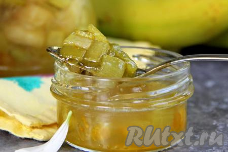 Остывшие баночки убрать на хранение в прохладное место (например, в кладовку или погреб). Зимой прозрачное, красивое варенье, приготовленное из&nbsp;ревеня с бананом, порадует вас своим приятным вкусом и ароматом!