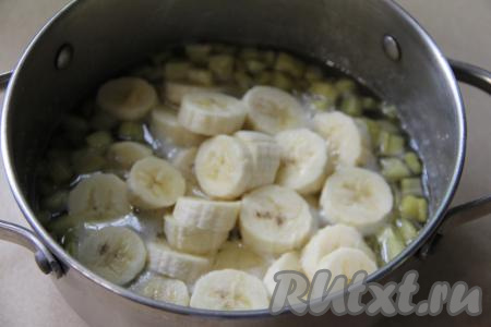 Добавить нарезанные бананы в кастрюлю с вареньем из ревеня, перемешать, поставить на средний огонь.&nbsp;