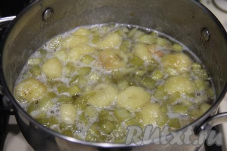 Довести варенье до кипения, убрать с поверхности пенку, варить на медленном огне 10 минут, иногда перемешивая.&nbsp;