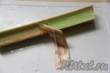 Очистить стебли ревеня от плёнки, покрывающей их поверхность.&nbsp;