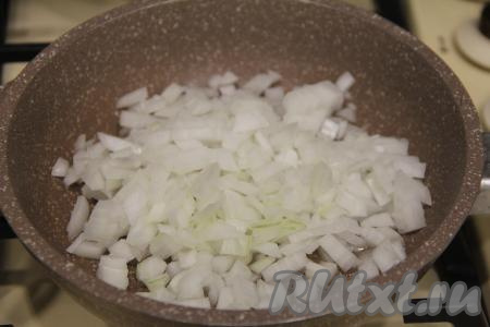 Пока варится картошка, разогреть в сковороде растительное масло, выложить мелко нарезанную луковицу. Обжарить лук на среднем огне до мягкости (в течение 5-6 минут), время от времени помешивая.&nbsp;