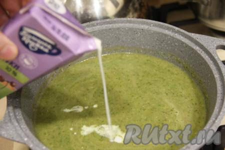 Затем снять суп с щавелем с огня пробить погружным блендером (или в чаше блендера), посолить&nbsp;по вкусу, влить сливки. Довести крем-суп до кипения, проварить его на небольшом огне 2 минуты, после этого снять с огня.