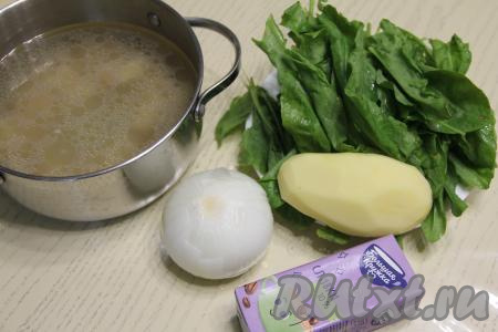 Подготовить продукты для приготовления крем-супа из щавеля. Части курицы промыть водой. Выложить части курицы в кастрюлю, влить 1,5 литра воды, поставить на огонь, после закипания, убрав пену, варить на небольшом огне в течение 25-30 минут. Затем убрать кастрюлю с огня, аккуратно вынуть мясо. Дать куриному мясу немного остыть, отделить от костей. Бульон, по желанию, процедить, вернуть в кастрюлю, добавить варёное мясо курицы, отделённое от костей, поставить на достаточно сильный огонь. Картошку и лук почистить.&nbsp;