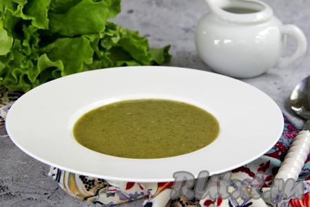 Бархатистый, очень вкусный крем-суп из щавеля&nbsp;разлить по тарелкам и в горячем виде подать к столу, дополнив, по желанию, сухариками.