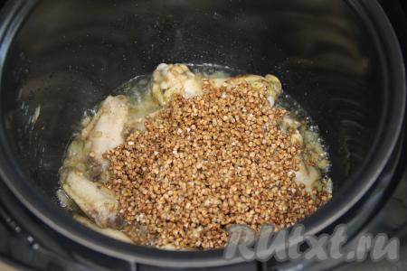 К обжаренным частям курицы всыпать подготовленную гречку.&nbsp;
