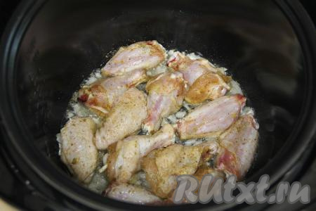 В чашу мультиварки влить растительное масло. Выставить на 15 минут режим мультиварки "Жарка". Выложить в чашу нарезанный лук, обжарить его, иногда помешивая, до прозрачности (в течение 5-6 минут). Затем выложить части курицы, обжарить в течение 8-10 минут, периодически переворачивая мясо и перемешивая лук.&nbsp;