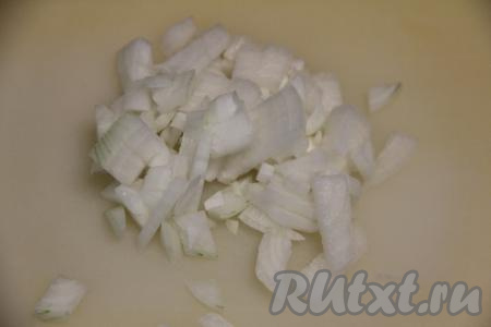 Лук нарезать на кусочки.&nbsp;

