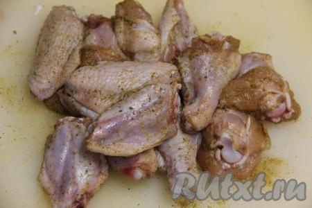 Втереть соль и специи в курицу со всех сторон.&nbsp;