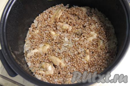 Закрыть крышку мультиварки, выставить режим "Плов" на 45 минут. Готовить гречку с курицей до звукового сигнала. Перемешать блюдо после звукового сигнала.