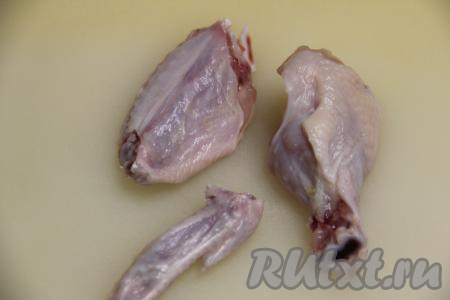 Части курицы нарезать на небольшие части. Я разрезала крылья по фалангам. Крайнюю фалангу я не использовала (в ней практически нет мяса).&nbsp;