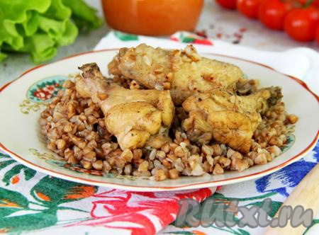 Рассыпчатую гречневую кашу с сочными, хорошо пропаренными кусочками курицы разложить из чаши мультиварки по тарелкам и сразу подать сытное, вкусное блюдо&nbsp;к столу.&nbsp;