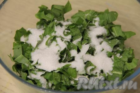 Щавель нарезать на полоски, выложить в миску, всыпать сахар.