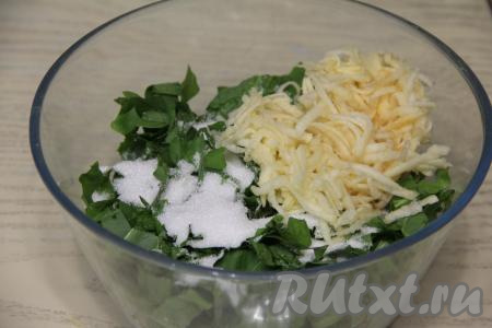 Яблоко очистить от кожуры, натереть на крупной тёрке, не затрагивая семенную коробочку.&nbsp;В миску с щавелем и сахаром добавить натёртое яблоко, перемешать.