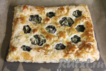 Пирог с щавелем и яблоками выпекать в разогретой до 200 градусов духовке минут 25-30 (до приятного золотистого цвета слоёного теста).