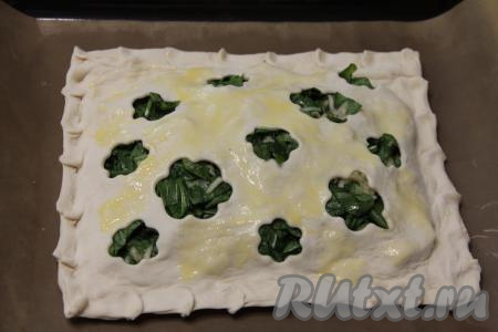 Яичный желток в небольшой ёмкости взбить вилкой до однородности. Смазать верх пирога взбитым желтком. Вырезанные цветочки можно выложить поверх теста, как украшение.&nbsp;