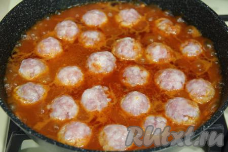 Накрыть сковороду крышкой, довести томатный соус до кипения, уменьшить огонь, тушить фрикадельки 10 минут. В течение этого времени блюдо нужно будет 2-3 раза перемешать, чтобы фрикадельки протушились в соусе со всех сторон.