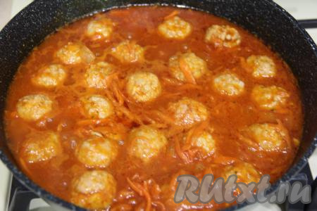 Влить в сковороду 400 миллилитров воды, довести до кипения.