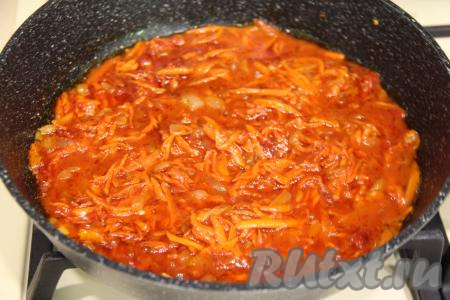 Обжарить овощи с томатной пастой 1 минуту, затем влить 100 миллилитров воды комнатной температуры, перемешать.&nbsp;