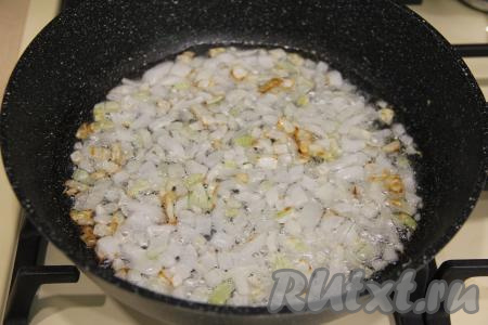 Обжарить лук до золотистости (в течение минут 5), иногда помешивая.&nbsp;