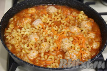 Аккуратно перемешать макароны с фрикадельками, дать томатному соусу закипеть. Накрыть сковороду крышкой и готовить минут 10-15 (до готовности макарон) на медленном огне. Макароны могут быть разными, поэтому и время их приготовления может отличаться. Точное время варки можно посмотреть на упаковке макаронных изделий, которые вы готовите, либо попробовать на вкус. Макароны должны стать мягкими, но не переваренными.