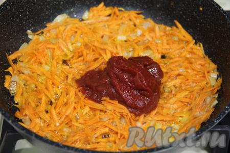Обжарить овощи до мягкости моркови (ориентировочно в течение 7 минут), иногда перемешивая, после этого добавить томатную пасту, перемешать.&nbsp;