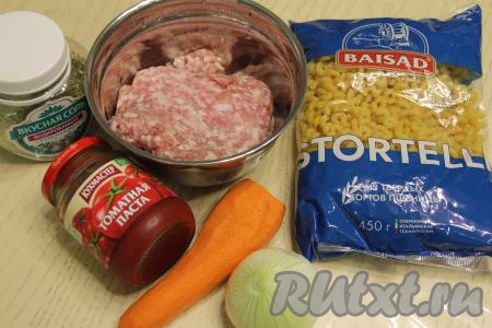 Подготовить продукты для приготовления макарон с фрикадельками в томатном соусе на сковороде. Лук и морковь почистить. Сформировать фрикадельки для этого блюда можно из любого фарша (например, из куриного, индюшиного, говяжьего или смешанного). Я пропустила через мясорубку кусочки свинины, поэтому в этот раз готовила фрикадельки из свиного фарша.&nbsp;