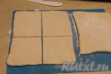 У меня слоёное тесто было в двух пластах. После того как тесто разморозится, нужно на рабочей поверхности, присыпанной мукой, каждый пласт теста раскатать в прямоугольник толщиной 2 миллиметра. Каждый раскатанный пласт разрезать на 4 одинаковых части. В результате из двух пластов получатся 8 заготовок.