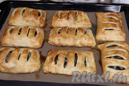 Выпекать пирожки со щавелем в разогретой до&nbsp;200 градусах минут 20-25 (до золотистого цвета слоёного теста).