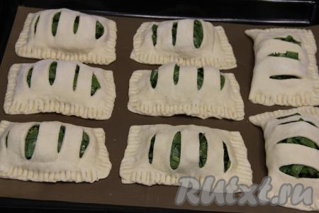 Края сформированного пирожка со щавелем тщательно скрепить при помощи вилки. Если вилка в процессе формирования пирожка будет липнуть к тесту, тогда периодически окунайте зубцы вилки в муку. Сформированный пирожок выложить на противень, застеленный ковриком (или бумагой) для выпечки. Аналогично сформировать ещё 7 пирожков и тоже выложить их на небольшом расстоянии друг от друга на застеленный противень.