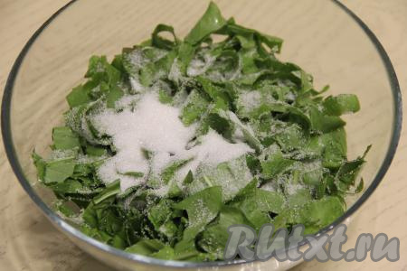 После того как щавель обсохнет, нарезать его на небольшие полоски, сложить в достаточно объёмную миску, всыпать сахар, перемешать и начинка для пирожков готова. Если добавить 50 грамм сахара, слоёные пирожки со щавелем получатся умеренно сладкими, можно добавить 80 грамм сахара, тогда выпечка выйдет сладкой.