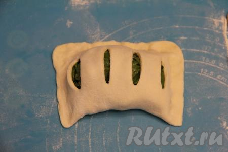 Накрыть начинку частью теста с надрезами.