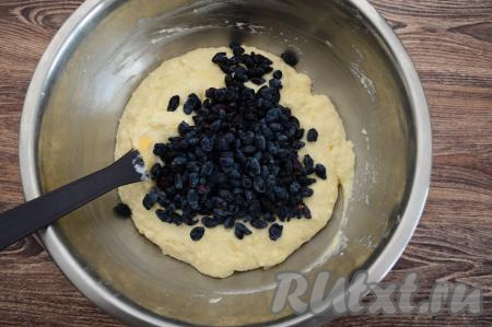 Творожное тесто для запеканки, замешанное с добавлением манки, получится достаточно густым и вязким. Всыпать в тесто подготовленную жимолость.